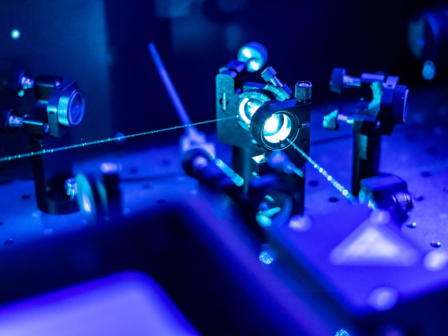 Laser reflect on optic table un quantum laboratory.