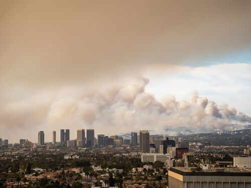 Wildfire in Pacific Palisades, Los Angeles, January 8, 2025, towards Getty Center and Brentwood. Images showcase dense smoke clouds, burning hillsides, and urban areas at risk. 2pm - 3pm.