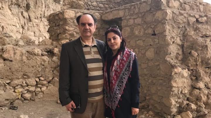 Vahid Tizfahm posing outside.